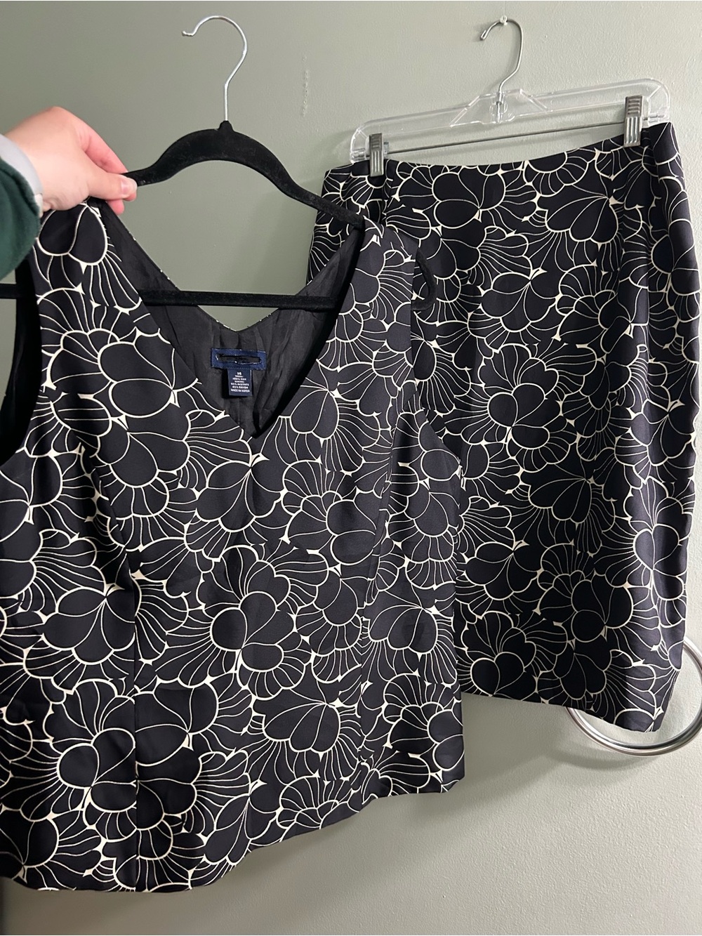 Ann Taylor 100% silk skirt and tank blouse SET